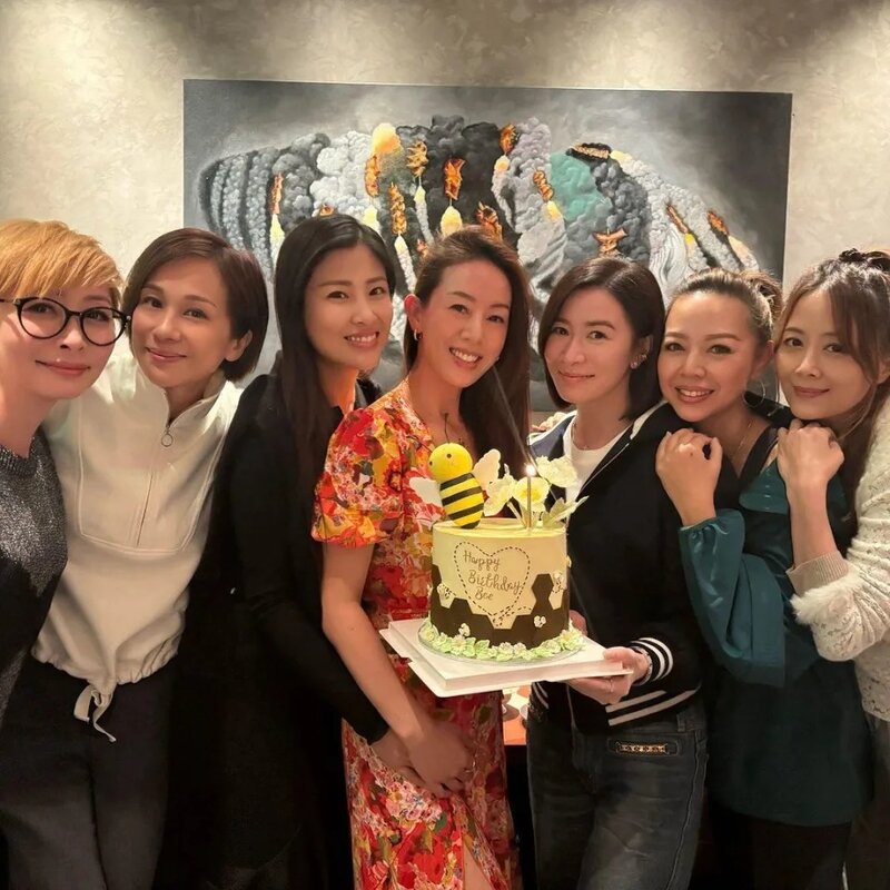 6 七姊妹（由左：湯盈盈、文頌嫻、周家蔚、梁靖琪、佘詩曼、鍾麗淇、及姚樂怡）.jpg