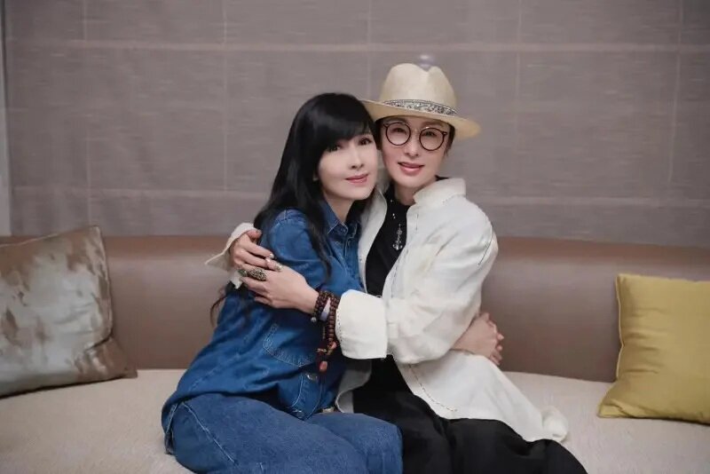 1 張敏（右）親自去欣賞周慧敏的演唱會，90年代兩大女神親密擁抱，影迷陷入回憶殺。.jpg