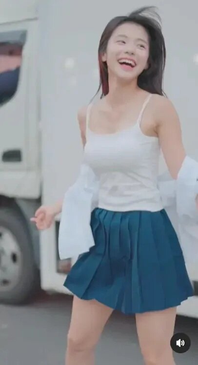 4   李多慧最後脫下制服，露出裡面的背心。（圖／李多慧IG）.jpg