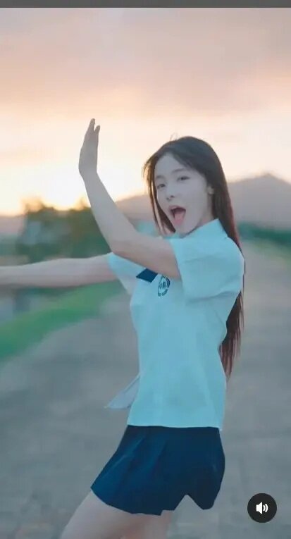 2 李多慧換上高中制服跳舞，展現青春的樣貌。（圖／李多慧IG）.jpg