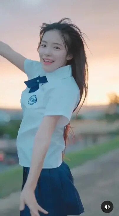 3 李多慧換上高中制服跳舞，展現青春的樣貌。（圖／李多慧IG）.jpg