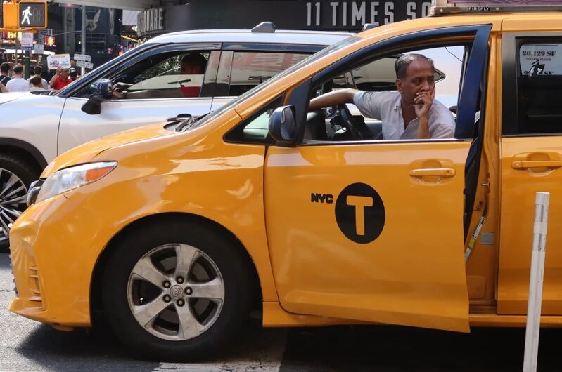 2 早年有牌主以「美國夢」來包裝的士牌，吸引不少基層新移民將成副身家投入購買。.jpg