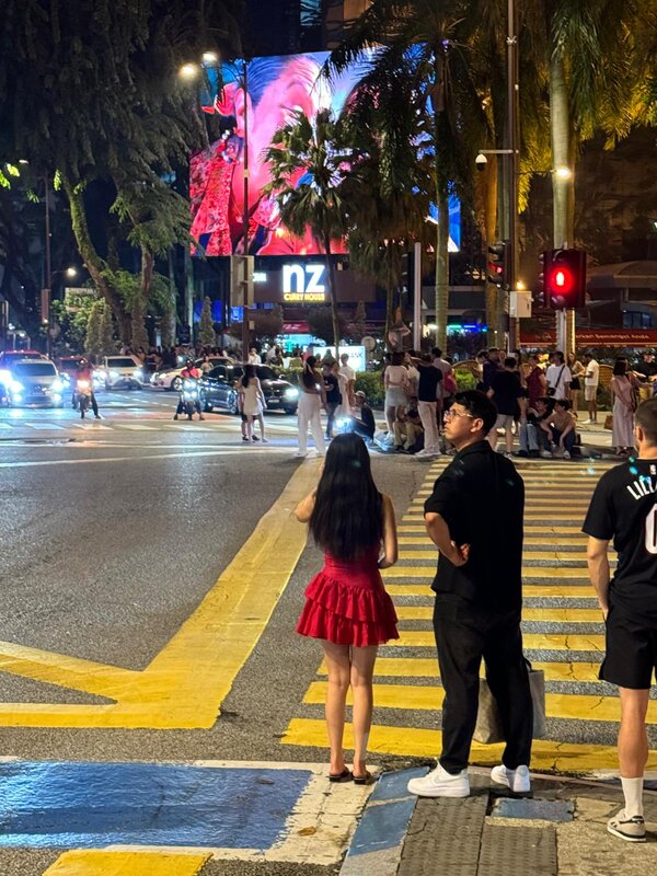 双子塔下拍照的mm