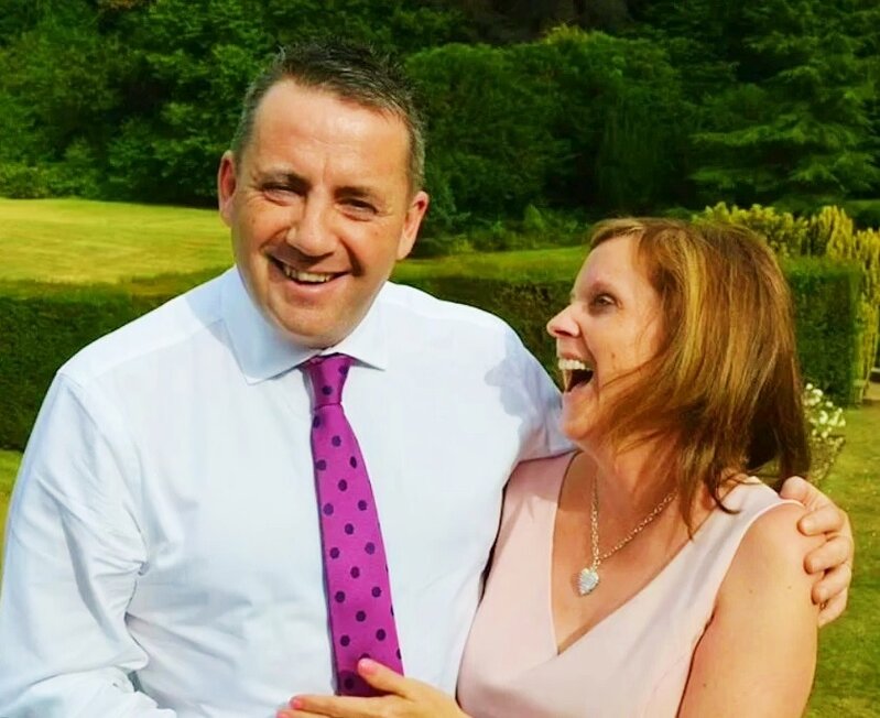 賽馬評述員亨特  與  妻子 凱洛.jpg