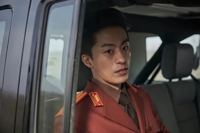 2 具教煥在電影《絕地逃生》中，對李帝勳展開追擊。.jpg