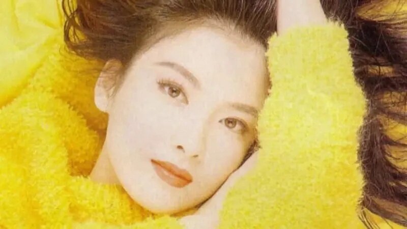 1 周慧敏妝髮弄到一半被拍，56歲沒修圖真面目見光。（圖／周慧敏臉書）.jpg