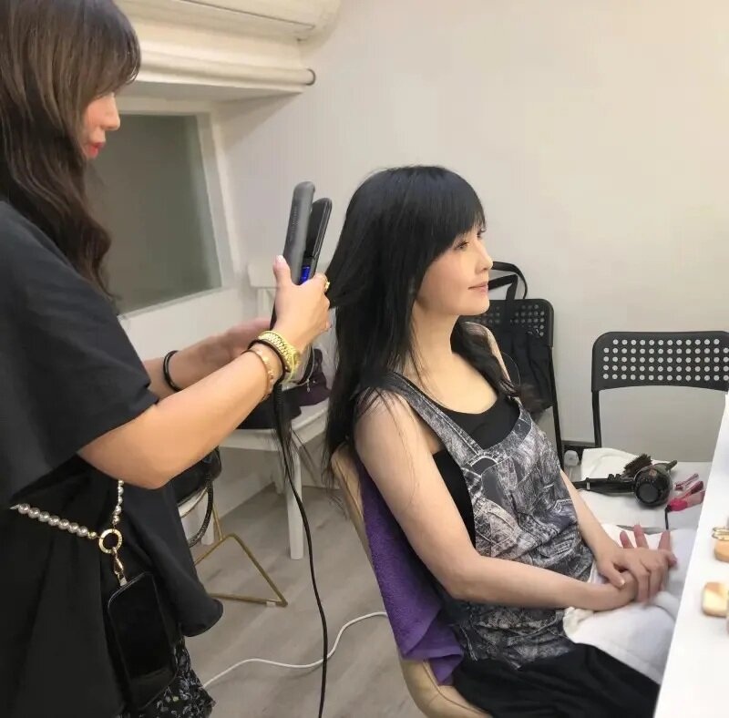 2 周慧敏沒修圖工作照，56歲狀態令人歎服。（圖／周慧敏臉書）.jpg