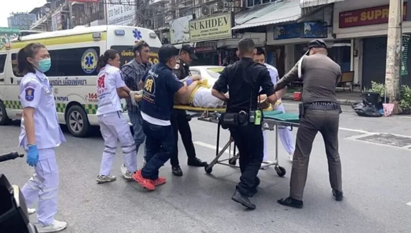 5 有救護車到場，男子由擔架抬走。.jpg