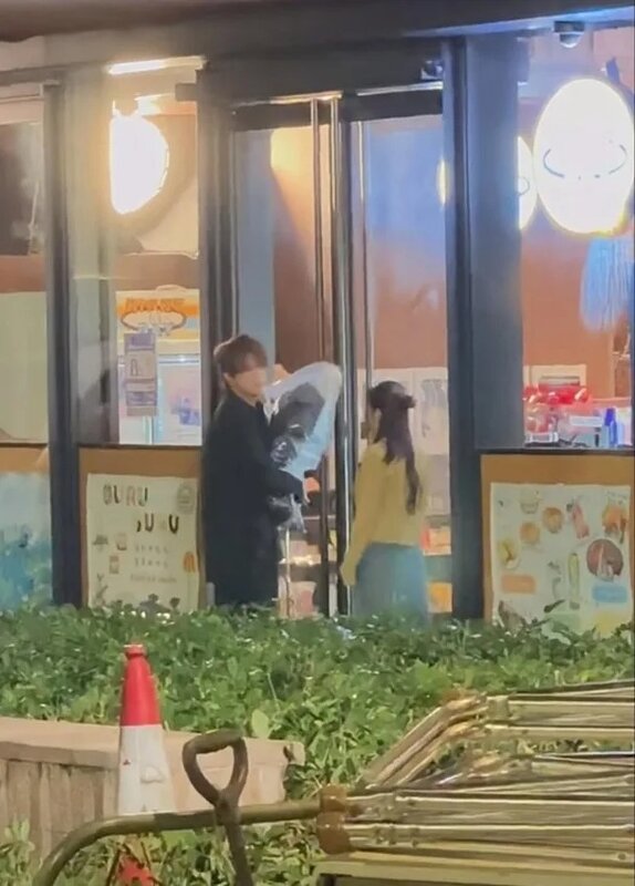 3 被網民偶遇拍劇，見佢塊面尖晒。.jpg