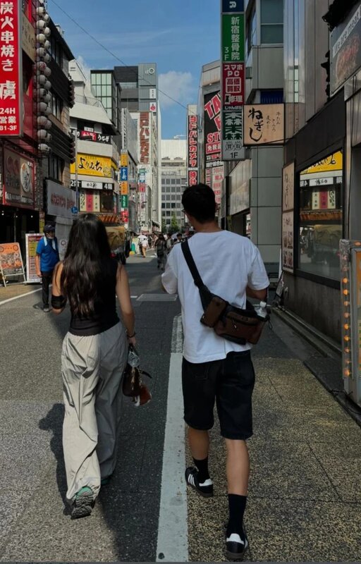 3 早前阿徐post出日本旅行相，當中一張係康堤同男仔行街嘅背影。有指右邊呢位就係包包.jpg