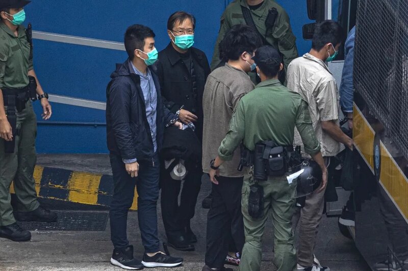 2 2021年3月3日荔枝角收押所，公民黨郭家麒步上囚車前往西九裁判法院。.jpg