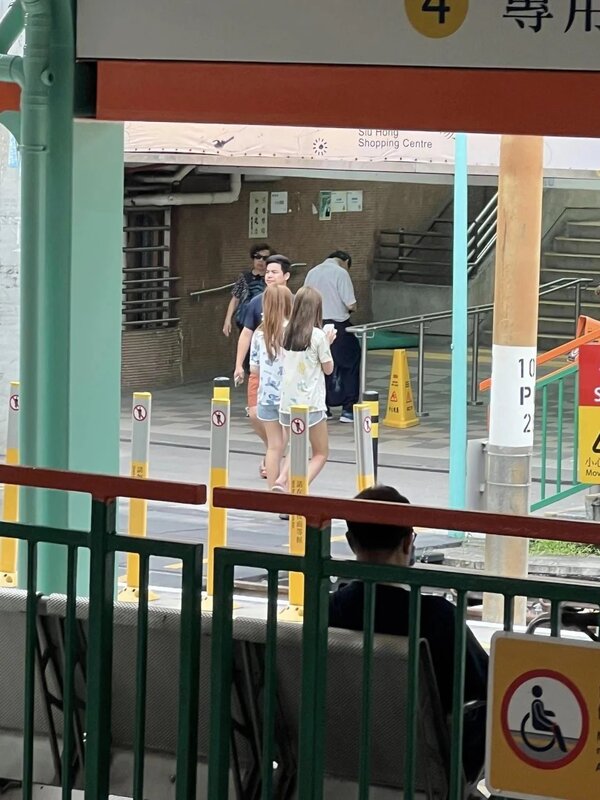 有屯門街坊發現，兩名少女於街頭穿疑似睡衣，周街問途人借5蚊搭巴士( fb群組「屯門友」).jpg