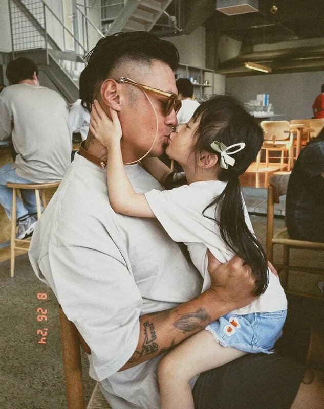 3 日前余文樂於社交平台分享嘴對嘴錫錫「前世情人」余初心照片，已惹起網民熱議.jpg