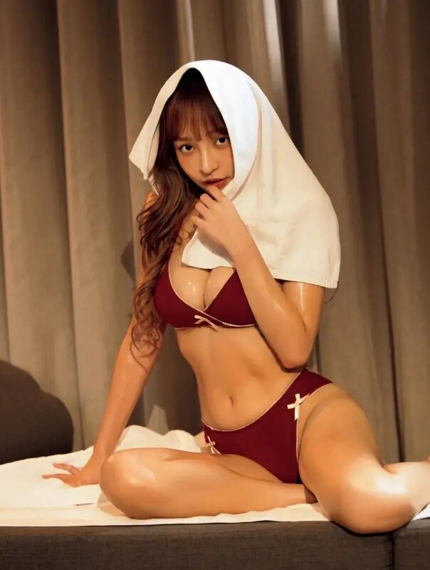 4 這本寫真書是和攝影師莉奈兼經紀人在2年前就拍下的作品，紀錄截然不同的林襄。.jpg