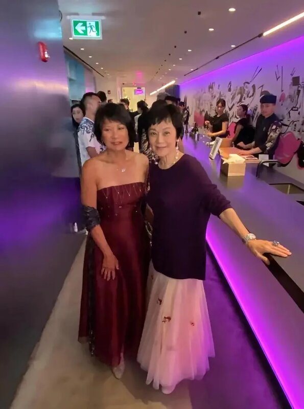 3 現任多倫多市長鄒至蕙 Olivia Chow（左）特地向「多倫多之友」張艾嘉致意。（圖／東.jpg