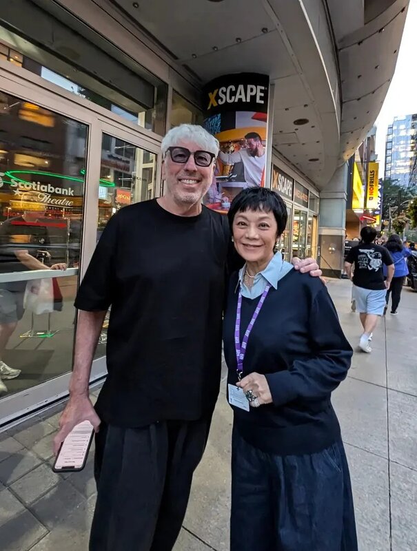 2 張艾嘉（右）在多倫多，與曾合作過的《紅色小提琴》製片尼夫費奇曼開心聚首。（圖／.jpg