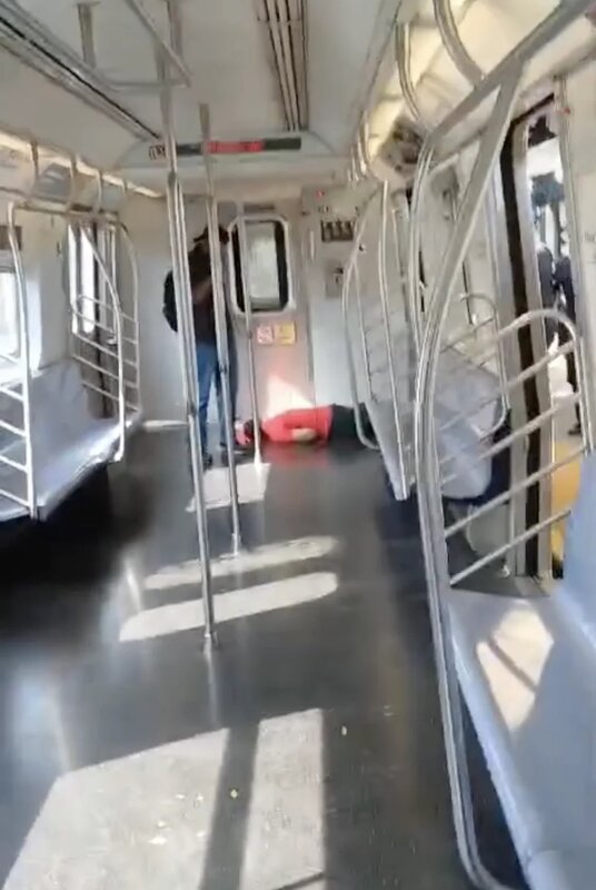 2 根據網民上載社交平台的短片，案發後一名乘客倒臥車廂。.jpg