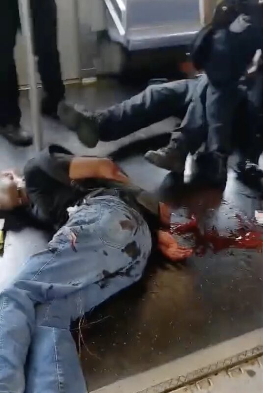 3 短片拍到懷疑逃票的乘客被開槍擊中後，遭扣上手銬側臥在血泊中。旁邊還有一名相信被.jpg