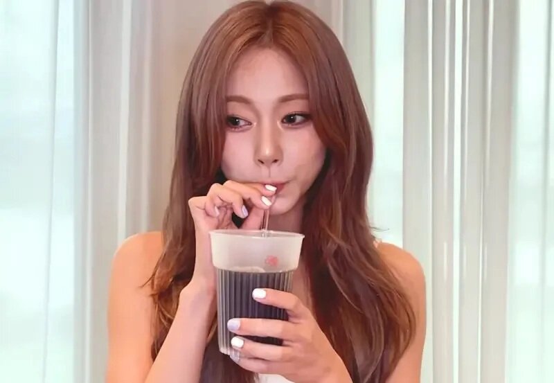 1 今年已經25歲的子瑜日前上金在中的節目談到酒量話題，她害羞捂臉說自己曾喝燒酒喝到.jpg