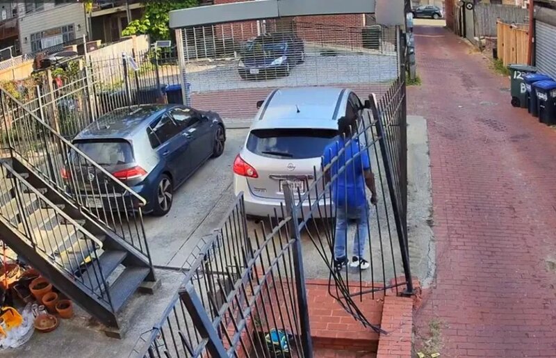 噁心漢慾火焚身當街用青瓜狂插屁股 之後放回午餐袋.jpg