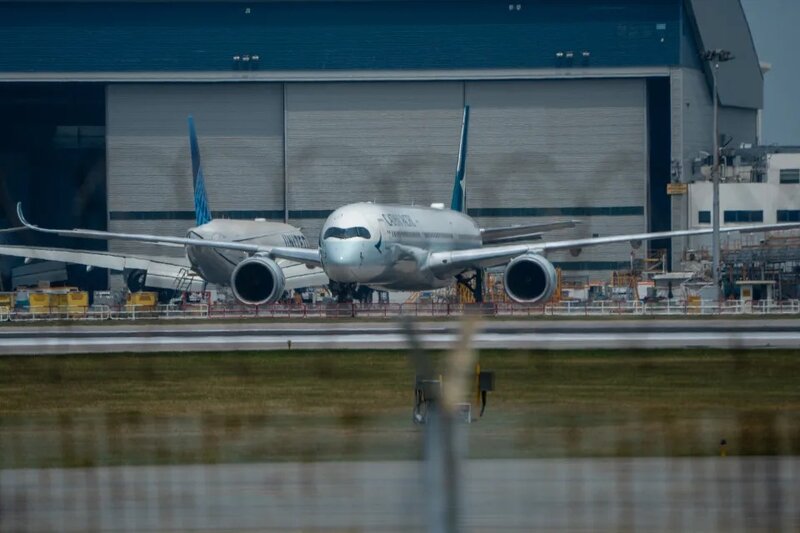 引擎著火的國泰 A350 客機事後停泊在機場飛機維修區域。.jpg