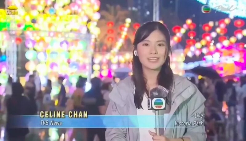 4 轉個頭就以流利英語進行報導.jpg