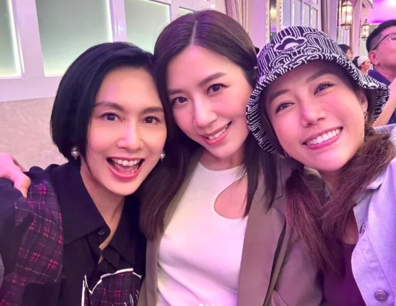 4 黃智雯而家同演藝學院師姐朱茵（左）同公司.jpg