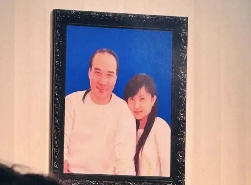 1 徐少強追思會上懸掛他和最後一任妻子的生前合照，在他去世後妻子也猝逝，令人格外感傷。.jpg