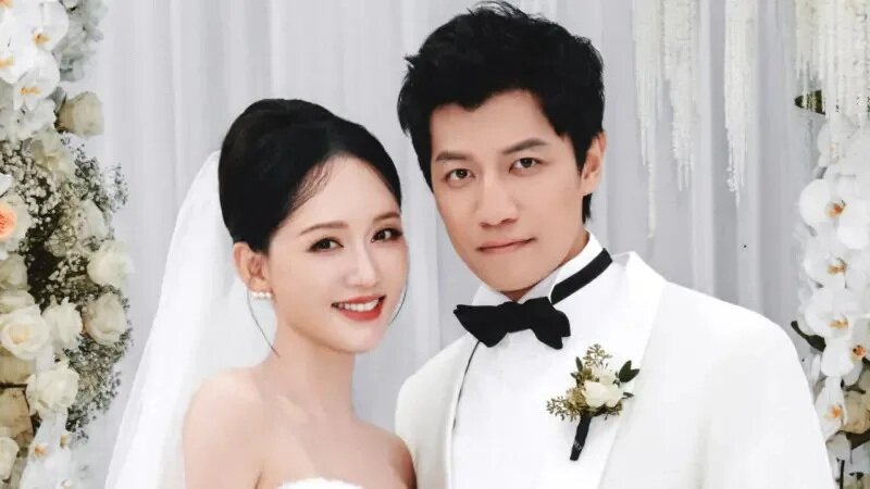 1 陳喬恩（左）和老公（右）9月22日回到定情地蘭卡威補辦婚禮，誓言影片感人曝光，陳.jpg