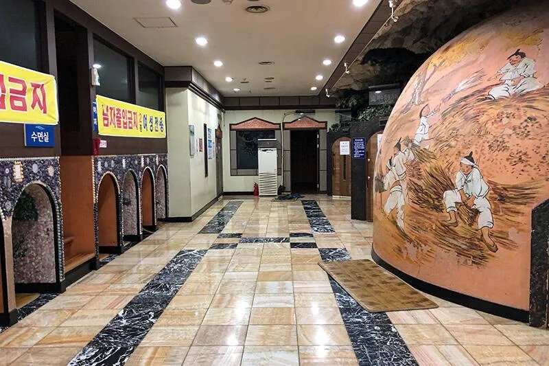 汗蒸幕的韓文叫法是蒸氣房，對遊客是一個可以感受南韓文化，集洗澡、娛樂、休息於一身.jpg