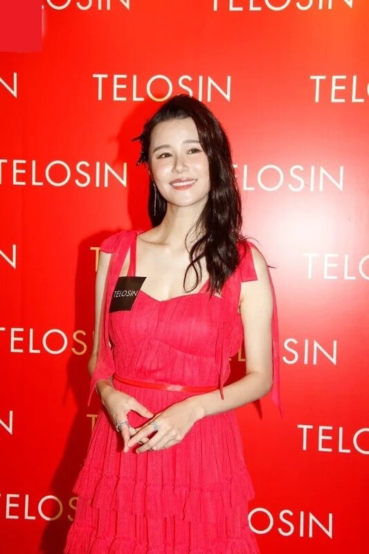 2 黃翠如不時手遮肚。.jpg