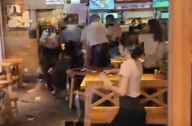 旺角「木屋燒烤」食客大混戰，事後一片狼藉，警方及救護員於店內處理事件。.jpg