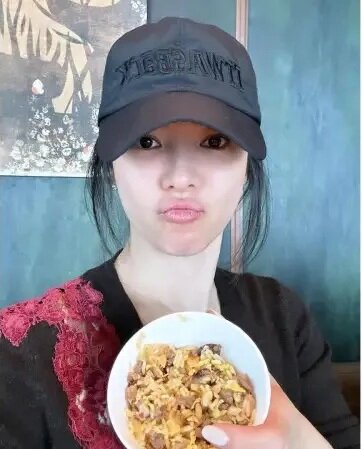 1 宋慧喬開心吃炒飯，曬出「飯碗比她臉大」的照片。.jpg