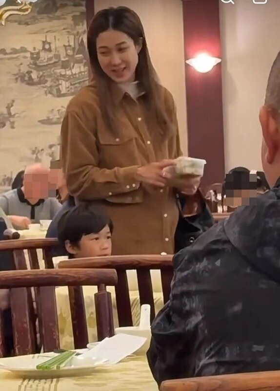 5 鍾嘉欣兒子相當乖巧。.jpg