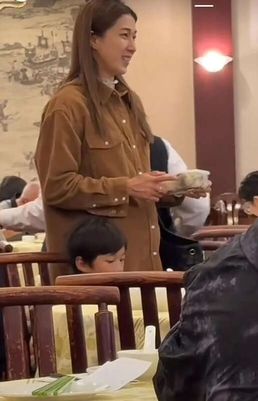 4 鍾嘉欣肚凸凸惹揣測。.jpg