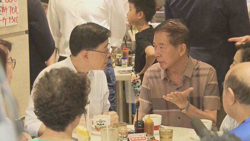 李家超到訪沙田與居民交流 沙角邨冬菇亭歎雲吞麵.jpg