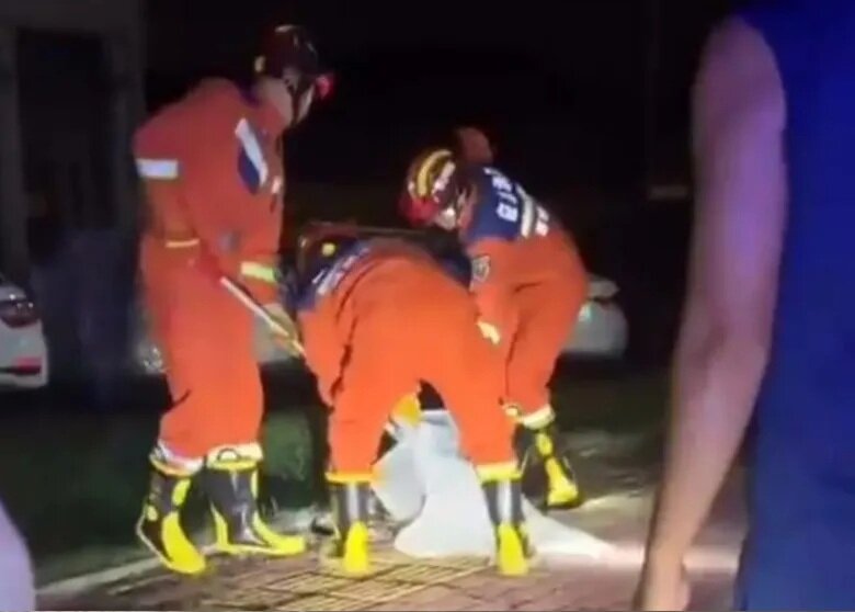 惠州男子酒後倒地 當街遭逾2米長蟒蛇纏住.jpg