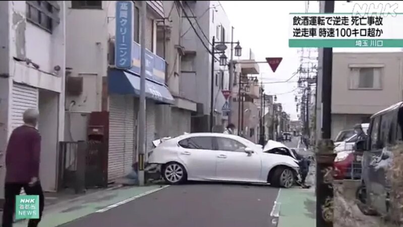 2 由 18 歲中國籍男子駕駛的肇事私家車，事後打橫擱在路上，車頭損毀。.jpg