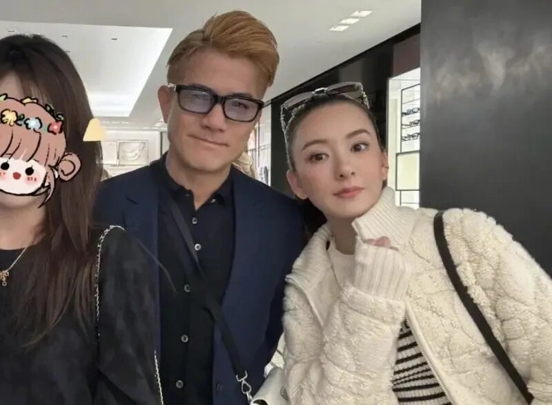 2 郭富城和老婆方媛和粉絲合照，大家都誇37歲的方媛保養得宜。（圖／翻攝自小紅書）.jpg