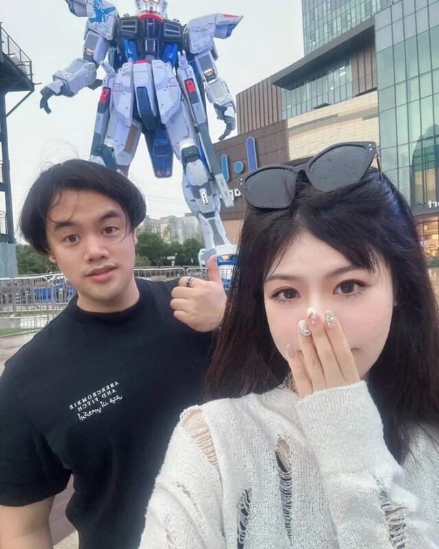 4 鍾嘉浚回復單身後又post咗同另一個美女嘅合照.jpg