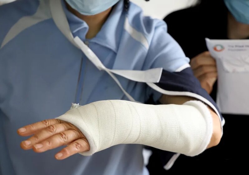 3 李母被打後因站不穩倒地，導致手部骨折。.jpg