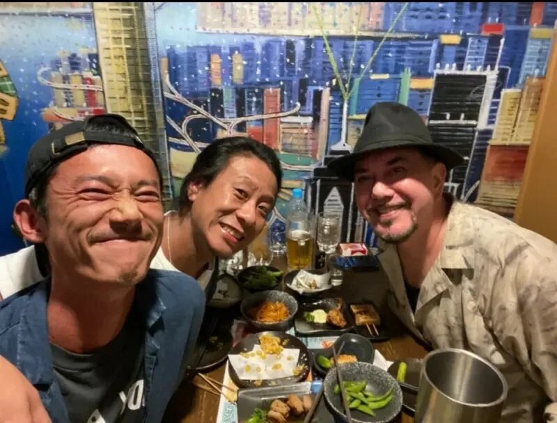 3 吳慷仁（左）曾經和黃秋生（右）私下聚會，中為港星朱栢康。（圖／黃秋生臉書）.jpg