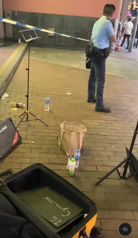 男子在旺角港鐵站 E1 出口對外 busking。.jpg