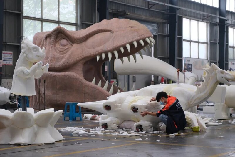 1 曾經有風光日子，四川這個「五線城市」靠恐龍經濟翻身，圖為自貢仿真恐龍工場情況。.jpg