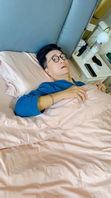 1 卧病在床都要拍片，提大家注重健康.jpg