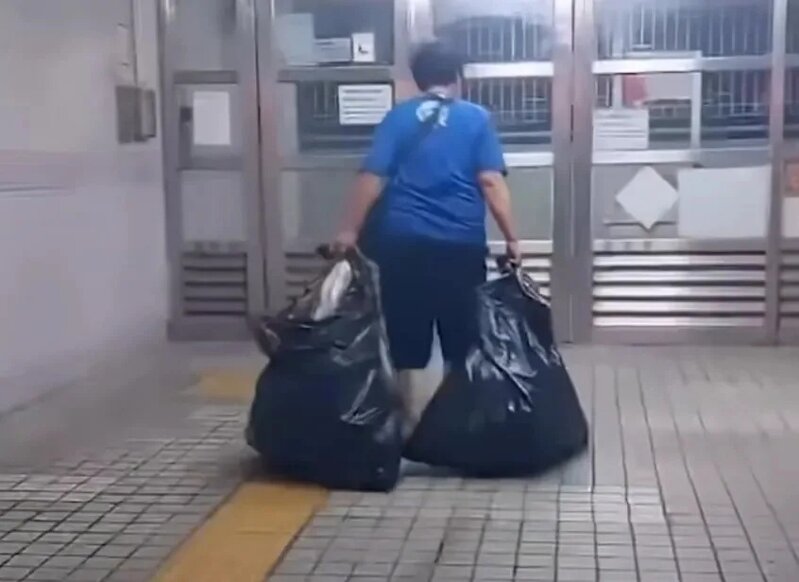 5 當節目組以為「填鴨姐」私自拿走商戶垃圾時，原來是有便利店職員「自行提供」給她。.jpg