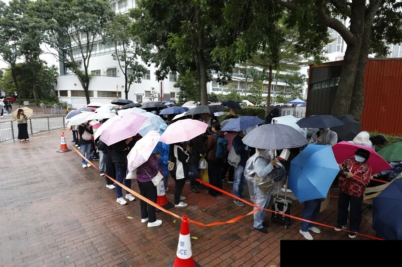 5   大批市民排隊等候 47 人案判刑。.jpg