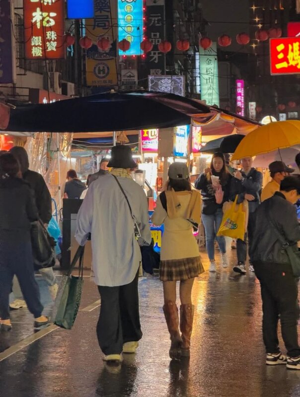 3 林明禎被影到與呂爵安Edan同遊夜市.jpg