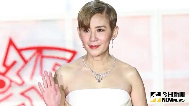 1 吳君如金馬紅毯戰袍的剪裁、顏色很大氣，明豔動人。.jpg