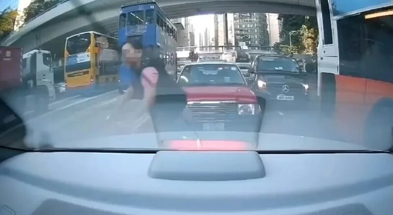 金鐘女子馬路踩單車左穿右插捐車罅 遭電車撞飛.jpg